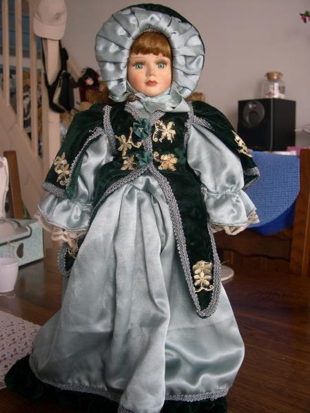 prix poupee en porcelaine